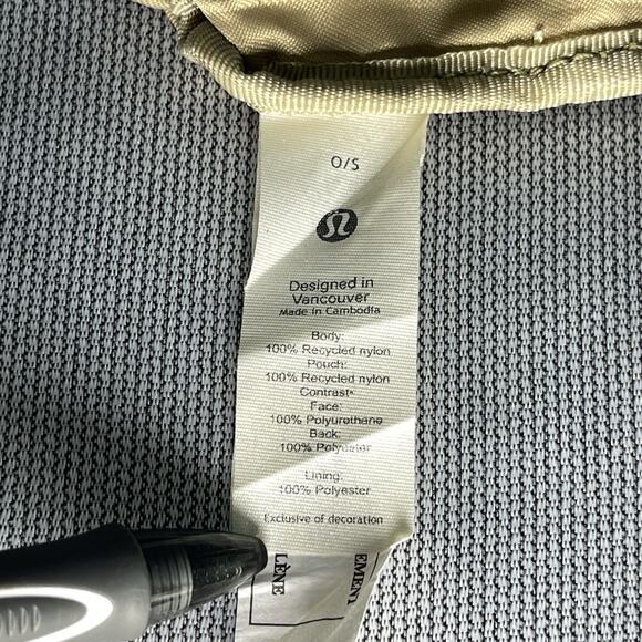 Lululemon Pouch Wristlet Beige Recycled Nylon Zip with Carabiner Clip Incomplete - Picture 7 of 9